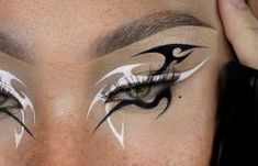 Grafik Eyeliner, Eyeliner Designs, Mekap Mata, Candy Land Christmas Door, Swag Makeup, Smink Inspiration