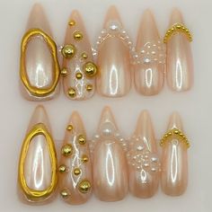 Press-On Nails Set Golden Pearl en vente à 44€ et 49€ en XL #pressonnails #smallbusiness #pressons #pressonnailsforsale #presson #pressonnailset #nail #nailart #y2k #y2kaesthetic #y2kfashion #ongles #manucure #nailartist #shimmerynails #chromenails #golden #gold #goldnails #goldchrome #goldennails #pearl #pearlnails Press On Nails Gold, Nails With Gold Beads, Yellow Pearl Nails, Pearl And Gold Nails, Gold And Pearl Nails, Gold Pearl Nails, Pearlescent Nails, Mani Ideas, Golden Pearl