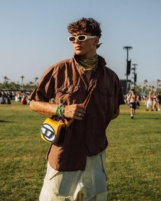 Coachella Outfit Ideas Men, Guy Rave Outfits, Music Festival Outfits Men, Male Festival Outfits, Rave Outfits For Guys, Simple Rave Outfits, Rave Outfit Men, Neon Rave Outfits