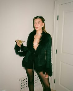 Insta Photo Ideas Night, Dinner Photos Instagram, Hailey Bieber Outfits, Hailey Rhode Baldwin, Hailey Rhode, New Years Eve Outfits, Women Photography Poses, Hailey Baldwin, Warm Outfits