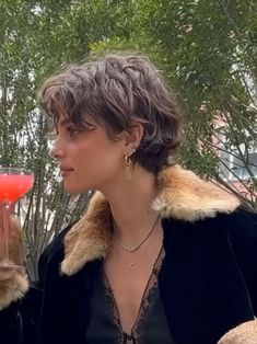 Short Hairstyle Women Square Jaw, Wavy Queer Haircut, Short Hair Curly Round Face, Short Curly 70s Hair, Short Curly Haircut Round Face, Short Women’s Mullet, Famous Women With Short Hair, Maisie Williams Short Hair, Long Pixie With Curtain Bangs