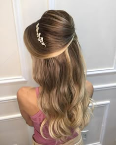 Bridesmaid Hairstyles ❤ Check out bridesmaid hairstyles for any hair length here. Inspiration for elegant updos, curls and even mismatched hairstyles for your girls. #wedding #bride #weddingforward #weddinghairstyles #BridesmaidHairstyles Belle Hairstyle