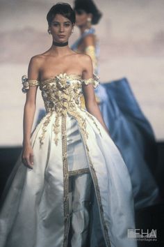 Chanel Runway, 90s Runway Fashion, Runway Fashion Couture, Vintage Runway, Mode Chanel, Runway Outfits, 90's Fashion, Christy Turlington, Glamour Fashion