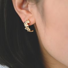 Material: 18K gold plated brass, lead nickel free Size: 19mm ( see pic 2) Quantity: 10pcs Ear backs to match: https://www.etsy.com/shop/Nbeads?ref=seller-platform-mcnav&search_query=ear+back Jump rings(same/ similar gold color) to match: https://www.etsy.com/listing/587655398/100pcs-real-gold-plated-brass-open-jump?ga_search_query=jump%2Bring&ref=shop_items_search_3&pro=1&frs=1 More gold findings here: https://www.etsy.com/shop/Nbeads?ref=seller-platform-mcnav&search_query=gold+plated Katie Clark, Daisy Studs, Flower Earring, Earring Posts, Brass Material, Gold Gold, Daisy Flower, Jump Rings, Real Gold