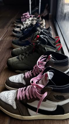 Shoes Sneakers Jordans Wallpaper, Nike Sneakers Wallpaper, Sneaker Head Wallpaper, Nike Travis Scott Wallpaper, Jordan Travis Scott Outfit, Travis Scott Jordan 1 Outfit, Sneaker Head Aesthetic, Jordans Travis Scott, Travis Scott Shoes Outfit