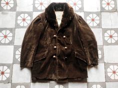 "⚜  Description  ⚜ ☞ 10% OFF DISCOUNT. Add me on Instagram: the.penduline Beautiful 1940s Corduroy French Barnstormer Jacket. . Lovely Wooden Buttons. Warm Shearling Interior. Very thick and Warm. Superb Fit! Estimated Size is Medium 100% Thick Corduroy and genuine Shearling Interior. Good Vintage Condition! ⚜  Measurements  ⚜  Armpit to Armpit: 55 cm or 22''  Sleeve (Shoulder to End of Cuff): 60cm or 23,5\" Shoulder to Shoulder: 49 cm or 19.5\" Overall Length From Shoulder to bottom hem: 78 cm Vintage Winter Outerwear With Buttons, Fitted Vintage Outerwear With Corduroy Collar, Vintage Workwear Outerwear With Corduroy Collar, Vintage Outerwear With Corduroy Collar For Work, Vintage Winter Outerwear With Button Closure, 1950s Style Winter Workwear Outerwear, 1950s Style Winter Office Outerwear, Vintage Brown Fur Coat With Pockets, Vintage Winter Outerwear