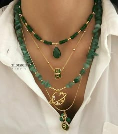 قلادات متدلية, Inexpensive Jewelry, Beads Bracelet Design, Jewelry Accessories Ideas, Handmade Fashion Jewelry, Green Beads, Handmade Wire Jewelry, Jewelry Lookbook, Fancy Jewelry