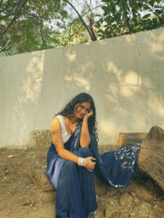 White Saree Photoshoot, Saree Photoshoot Ideas, Bengali Photoshoot, Blouse Backless, Aesthetic Photo Shoot, White Bangles, Traditional Poses, Saree Aesthetic