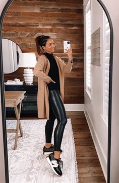 Vegan Leather Shirt Outfit, Glossy Leggings Outfit, Casual Birthday Lunch Outfit, Neutral Outfits Women Casual, Sporting Event Outfit Fall, Faux Leather Leggings Outfit, Stile Casual Chic