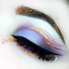 Impressive Makeup Looks, Gold And Purple Aesthetic, Purple And Gold Eye Makeup, Creative Eye Makeup Design, Chromatic Eyeshadow, Purple And Gold Outfit, Purple And Gold Makeup, Fairy Makeup Tutorial, Eyeshadow Art