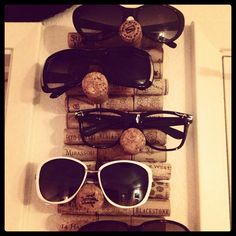 Wine cork sunglasses display.. I need this by Saturday.. Get drinking!!! Eyeglass Display, Spring Window Display, Stall Display, Eyeglass Stores, Wine Cork Crafts, Diy Art Projects, Cork Crafts