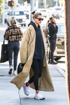 Adidas Leggings Outfit, Leggings Outfit Spring, Look Legging, Hailey Baldwin Style, Mode Editorials, Legging Outfits, Streetstyle Fashion, Looks Street Style, Fashion Icons