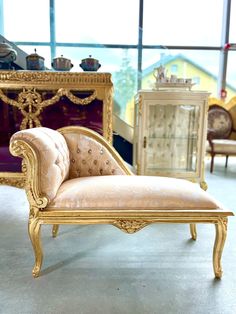 an old fashioned chaise lounge in a room