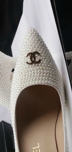 beaded shoes Slingback Chanel, Mode Chanel, Chic Chic, Chanel Pearls, Chanel Shoes, Shoe Lover