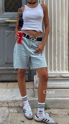 United Kingdom Outfits Summer, Arizona Hot Weather Outfits, Samba Inspired Outfit, Oversized Jean Shorts Outfit, Bermuda Outfits, Streetstyle Outfit Summer, Styling Jerseys, Loose Jean Shorts Outfit, Simple Festival Outfit Casual