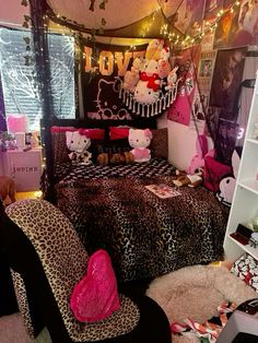 Hot Pink Cheetah Print Room, 2000s Decorations Room, Y2k Room Aesthetic Pink, Papa Louie Pals Outfits Y2k, Mcbling Prints, Y2k Rooms 2000s, Y2k Mcbling Bedroom, Y2k 2000s Room, Trashy Mcbling Room