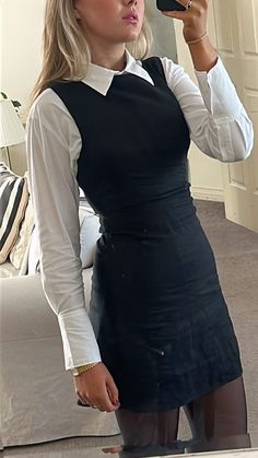 White button up black dress blsck tights outfit for work in winter dark academia aesthetic Work Uniforms Aesthetic, Work Uniform Aesthetic, Academia Work Outfit, Female Formal Outfits, Styling Uniform, Office Dress Outfit, Work Outfit Aesthetic, Black And White Uniform, Button Up Black Dress