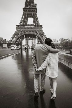 Couples photoshoot in paris #eiffel Couple Poses In Paris, Eiffel Tower Picture Ideas Couple, Paris Winter Couple Photoshoot, Couple Pictures In Paris, Paris Photo Ideas Couple, Paris Photoshoot Ideas Couples, Eiffel Tower Picture Ideas, Paris Couple Photoshoot