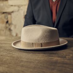 Tomasso Light-Beige Moda Trilby | In stock! | Fawler HAT LIKE THIS, REAL COOL - SAME COLOR style and small brim size Trilby Hat Men, Trilby Hat, Mens Casual Dress Outfits, Hat Men, Jewelry For Men, Mens Casual Dress, Mens Casual, Hat Band, Accessories Jewelry