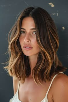 Wavy Lob With Highlights, Balayage Bob Caramel, Caramel Shoulder Length Hair, Dark Blonde Balayage On Brown Hair, Short Hair Color For Brown Skin, Medium Bob Balayage, Brown Shoulder Length Hair Highlights, Mid Length Brunette Balayage, Medium Length Dutch Braids