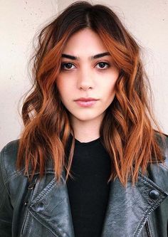 Brunette With Ginger Highlights, Medium Womens Haircuts, Hair Fall 2022, Fall Haircuts 2022, Brunette Ginger Balayage, Brown To Ginger Balayage, Medium Length Red Hair, Brunette Red Highlights, Wavy Haircuts