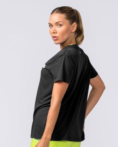 The Faster Training Tee is the go-to garment for every active woman! Maximum breathability and mobility make it the perfect companion for any training routine. This lightweight piece ensures ultimate coverage and luxurious comfort. - True to size (Relaxed fit)- Hight scoop neckline - Standard tee length- Breathable fabric- Lightweight layering essential- 65% Polyester 35% Viscose - Viscose JerseyModel: ﻿Brooklyn - 170cm, wears size XS Health Bar, Hormone Support, Training Routine, Vegan Supplements, Quest Nutrition, Cropped Joggers, Long Sleeve And Shorts, Optimum Nutrition, Workout Supplements