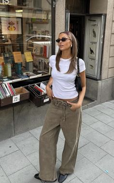 September Casual Outfits 2024, Aritzia Fashion, Nineties Fashion, Linen Pants Outfit, Scandinavian Fashion, Neutral Outfit, Looks Chic, Fashion And Style