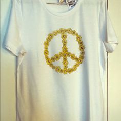 Peace Flower T-Shirt *Nwt* *Color- White *Size- Women’s Medium *Pit To Pit 20 1/2” *Shoulder To Bottom 25” *Condition- New (0018) Peace Sign Shirt, Peace Flower, Peace Sign Shirts, Flower White, Beautiful Beautiful, Peace Sign, White T Shirt, White Tshirt, Yellow White