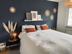 Schlafzimmer Black Cozy Interior Bedroom Hotel Style Wandfarbe Anthrazit Dark Color Decoration Bedroom Hotel Style, Blue Bedroom Decor, Interior Bedroom, Bedroom Hotel, Hotel Style, Cozy Interior, New Room, Cozy House