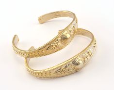 Shape: Flower Bracelet material: Raw brass Color : Shiny Gold Inner size : 58mm Adjustable Quantities: 1 pc. If you want any different design and dimension please convo me, Would you like to see our other products like this? https://www.etsy.com/shop/OzBrassShop?search_query=Bracelet+for+women Gold Round Bracelets For Festival, Gold Bracelet For Gift, Decorative Gold Bracelet As A Gift, Decorative Gold Bracelet For Gift, Ceremonial Adjustable Metal Bracelets, Adjustable Metal Bracelets With Decorative Details, Textured Bracelet, Key Bracelet, Beaded Cuff