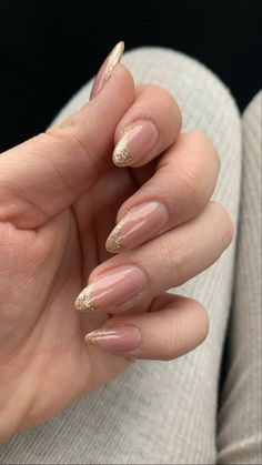 Inspiração - arrase nesse fim de ano com essa unha maravilhosa Gostou? #mulher #woman #unhasperfeitas #nails #nail #paty #estilodevida Glitter Gold Nails Ideas, Nude Nails Gold Glitter, Sparkly Gold Tip Nails, Cute Nails For Formal, Gold Sparkle French Tip Nails Almond, Glitter Gold Tip Nails, Nails 2024 Wedding, Nails To Match Brown Dress, Nail Inspo Gold Glitter