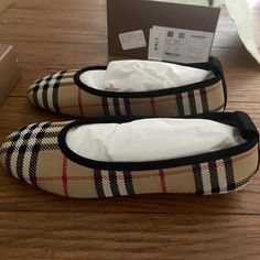 Burberry Check Knit Ballerina / Flat Shoe Size: Eu 39.5 Uk 6.5 Womens, Us 8.5 New With Box, Dustbag, Tags 100% Authentic Made In Italy Brand New Never Worn Bought In Burberry Store In California Us A Pair Of Ballerinas Made In Italy From A Nylon Blend, Knitted With The Burberry Check. The Quilted Leather Insole Is Padded For Comfort. Textile And Synthetic Upper/Leather, Textile And Synthetic Lining/Leather And Synthetic Sole Description On Box A:Lf Flt Ralf 05 Knit Burberry Ballerina Flats, Burberry Flats, Burberry Store, Ballerina Shoes Flats, Flat Shoe, Burberry Shoes, Ballerina Flats, Quilted Leather, Ballerinas