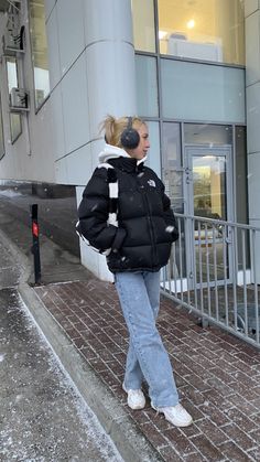 Autumn Outfits Puffer Jacket, Cold Winter Outfits Nyc, Winter North Face Outfits, Autm Outfit Aesthetic, Layer Jackets Outfit, Nyc Outfit Ideas Winter, Outfit Ideas With North Face Jacket, Cold Girl Aesthetic Outfit, New York City Fashion Street Style