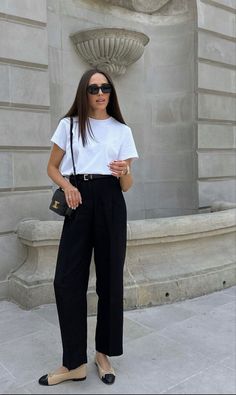 Day To Night Business Outfit, Parisian Street Style 2023 Summer, Parisian Corporate Style, Minimal Office Outfits Women, Summertime Work Outfits, Spring Corporate Outfits, Black Linen Pants Work Outfit, Business Casual Outfits For Women Black Pants, Classy Business Outfits Summer