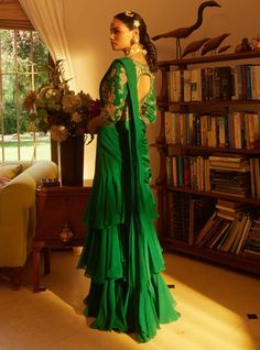 Featuring an emerald green organza sari paired with a chiniya silk blouse and belt with antique jaal embellished hand work. Blouse With Satin Saree, Green Ruffle Saree, Organza Sari, Pleated Saree, Latest Indian Saree, 1950’s Fashion, Kalki Fashion, Corset Blouse, Ruffle Saree