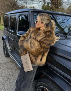 Olivia Attwood Style, Brown Fur Coat Outfit, Fur Coat Street Style, Fur Aesthetic, Hard Launch, Fur Jacket Outfit, Brown Fur Coat, London Outfit, Cozy Winter Outfits