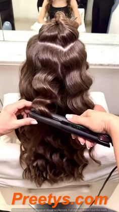 Wave Hairstyles Long Hair, Cascading Waves Hair, Wavy Hair Hairdos, Wavy Hair Down Wedding, Easy Curls Hairstyles, Hollywood Hair Waves Tutorial, 1920s Hair Long Gatsby Hairstyles, Beach Waves Hair Styles, Big Wavy Hair Tutorial