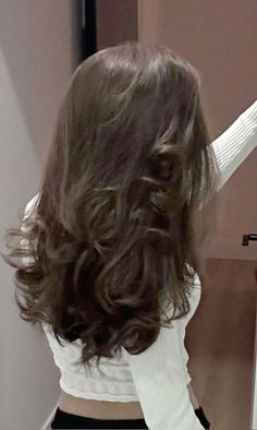 Medium Long Brown Hair With Layers, Natural Hair Mid Length, Types Of Layers For Hair Shoulder Length, Mid Back Hair Length, Dark Hair Dye Ideas Brown, Dark Brown Hair 90s Layers, Chocolate Brown Wavy Hair, Fluffy Mid Length Hair, Long Mid Length Hair