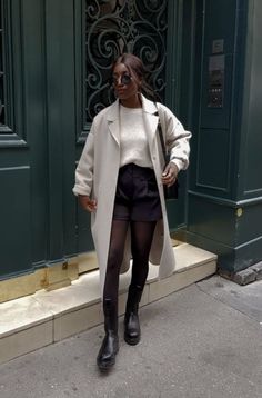 32 looks básicos de inverno que são TUDO menos sem graça Fall Shorts With Tights Outfit, Krakow Outfits Spring, Rome Outfits Autumn, Rome Autumn Outfit, Autumn Outfits Coat, Autumn Italy Outfit, White Skirt Outfit Autumn, Rome Winter Fashion, Rome In Winter Outfits