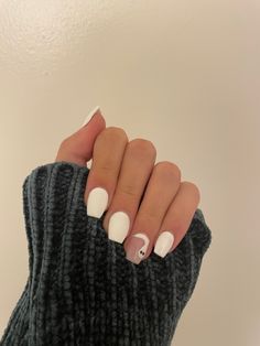 White Nails With Ghost, Cute White Halloween Nails, Simple White Halloween Nails, Ghost Square Nails, White Nails With Halloween Designs, Aesthic Nails Short, Holloween Nails Acrylic Short Simple, Simple Halloween Gel Nails Short