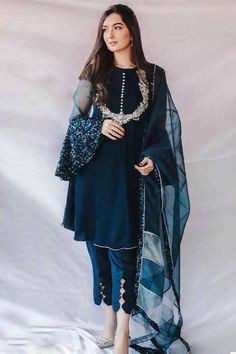 Celana Fashion, Pakistani Fashion Casual, Gaun Fashion, Pakistani Dresses Casual, Pakistani Fashion Party Wear, Hippy Chic, Beautiful Pakistani Dresses, Salwar Kamiz, Look Short