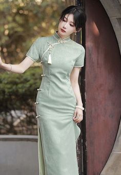 China Outfits Traditional, Chinese Dress Design, Chinese Style Outfit, Imlek Outfit, Chinese Qipao Modern, Green Chinese Dress, China Traditional Clothes, Chinese Dress Outfit, Chinese Outfits Traditional