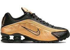 Mens Nike Shox, Nike Shox R4, Futuristic Shoes, Pretty Shoes Sneakers, Black Shoes Men, Nike Shox, Swag Shoes, Hot Sneakers, Nike Air Max 95