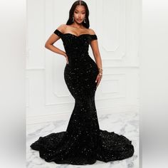 New With Tag Off The Shoulder Black Sequin Gown. Not Missing Any Sequins. Zips Up The Back. Homecoming Dresses Fashion Nova, High School Grad Dresses Long, Senior Prom Dresses Black, Black Homecoming Dress Long, Grad Dresses High School, Black Sweet 16 Dresses, Exotic Prom Dresses, Black Gala Dress, Fashion Nova Prom Dresses