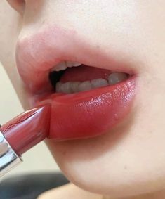 Pretty Lips Aesthetic, Lippies Aesthetic, Korean Eye Makeup, Lipstick Stain, Makeup Tut, Pinterest Makeup, No Eyeliner Makeup, Kiss Makeup, Contour Makeup