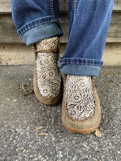 Twisted X Women's Bomber and Nude Embossed Tooled Chukka Driving Moc. These shoes were featured in our Outfit of the Day blog - check it out here and here! The women’s casual chukka driving moc is a true Twisted X® original! Handcrafted in genuine full-grain leather, the chukka driving moc makes an unforgettable statement about true comfort and style in casual footwear. Blending together a traditional open-laced profile, moc toe design and integrated comfort technology that provides timeless qua Twisted X Shoes Woman Outfit, Twisted X Shoes Woman, 40 Year Old Womens Fashion, Twisted X Shoes, Farm And Ranch, Western Clothes, Shoe Wardrobe, Texas Style