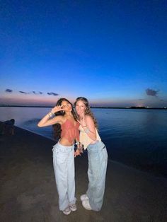 night time flicks, night photos aesthetic, beach at night, louisiana Funny Night Pictures, Cute Photos For Friends, Friends At The Beach At Night, Beach Pictures Poses Instagram Night, Cute Photos With Friends, Nighttime Beach Photoshoot, Beach Night Photos, Night Time Beach Pictures, Beach Flicks