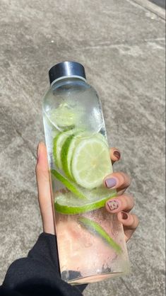 Vision Board Water Bottle, Drink Lots Of Water Aesthetic, Big Water Bottle Aesthetic, Drinking More Water Aesthetic, Healthy Asthetic Picture, Tomar Agua Aesthetic, Healthy Drinks Aesthetic, Water Drinking Aesthetic, Vision Board Water