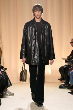 Bally Fall 2024 Ready-to-Wear https://www.vogue.com/fashion-shows/fall-2024-ready-to-wear/bally/slideshow/collection#25 Winter 2024 Fashion, 2024 Fashion, Winter 2024, Accessories For Men, Fall 2024, Fashion Killa, Leather Design, Leather Accessories