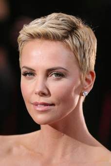 Charlize Theron Short Hair, Charlize Theron Hair, Blond Hairstyle, Ash Blonde Hair Colour, Dark Blonde Hair Color, Red Blonde Hair, Medium Hair Color, Blonde Wavy Hair, Ash Hair Color